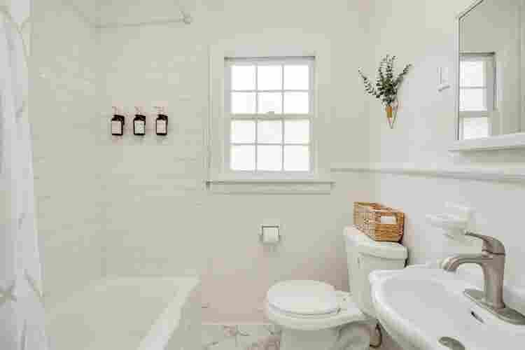 Looking for Female Roommate