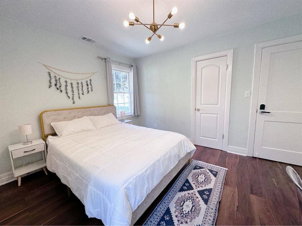 Looking for Female Roommate