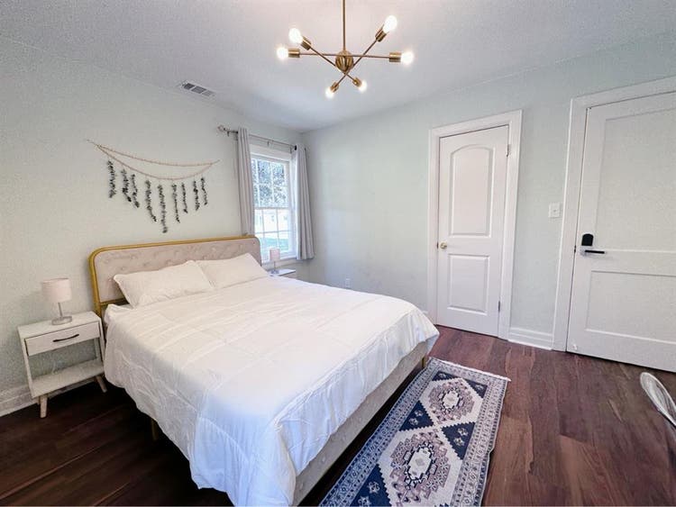 Looking for Female Roommate