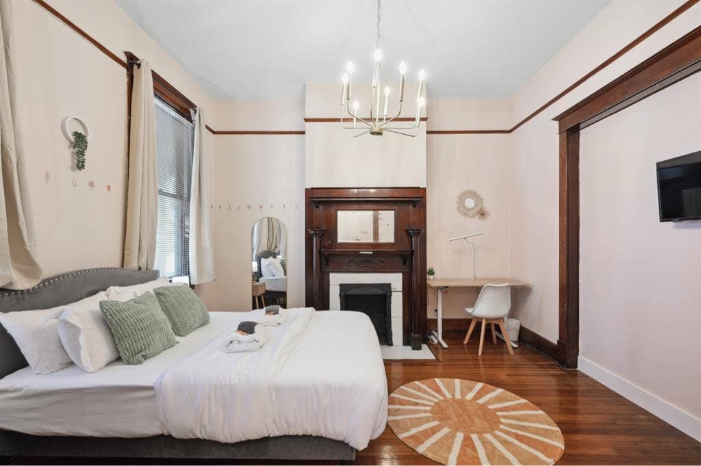 Near DT - Multiple rooms available