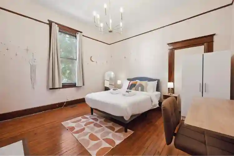 Near DT - Multiple rooms available