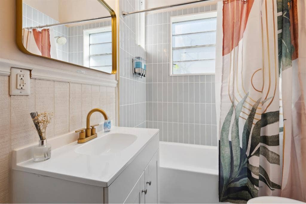 Near DT - Multiple rooms available