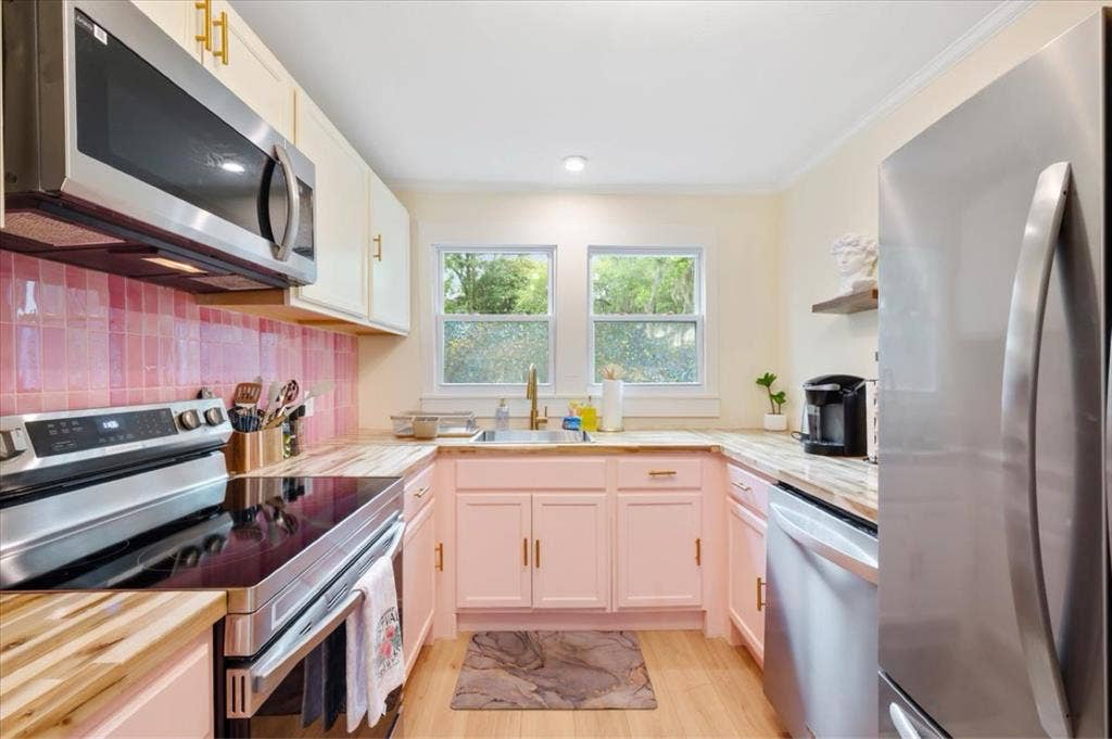 Multiple rooms looking renters