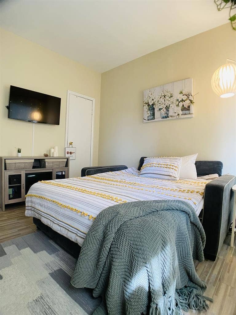 Room for rent in Midtown west
