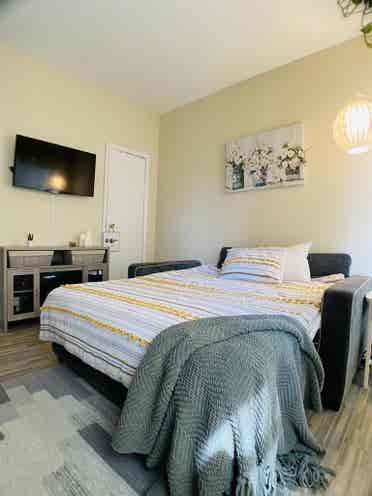 Room for rent in Midtown west