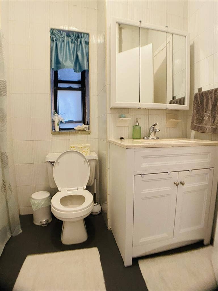 Room for rent in Midtown west