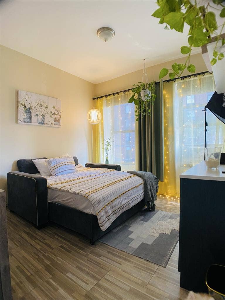 Room for rent in Midtown west