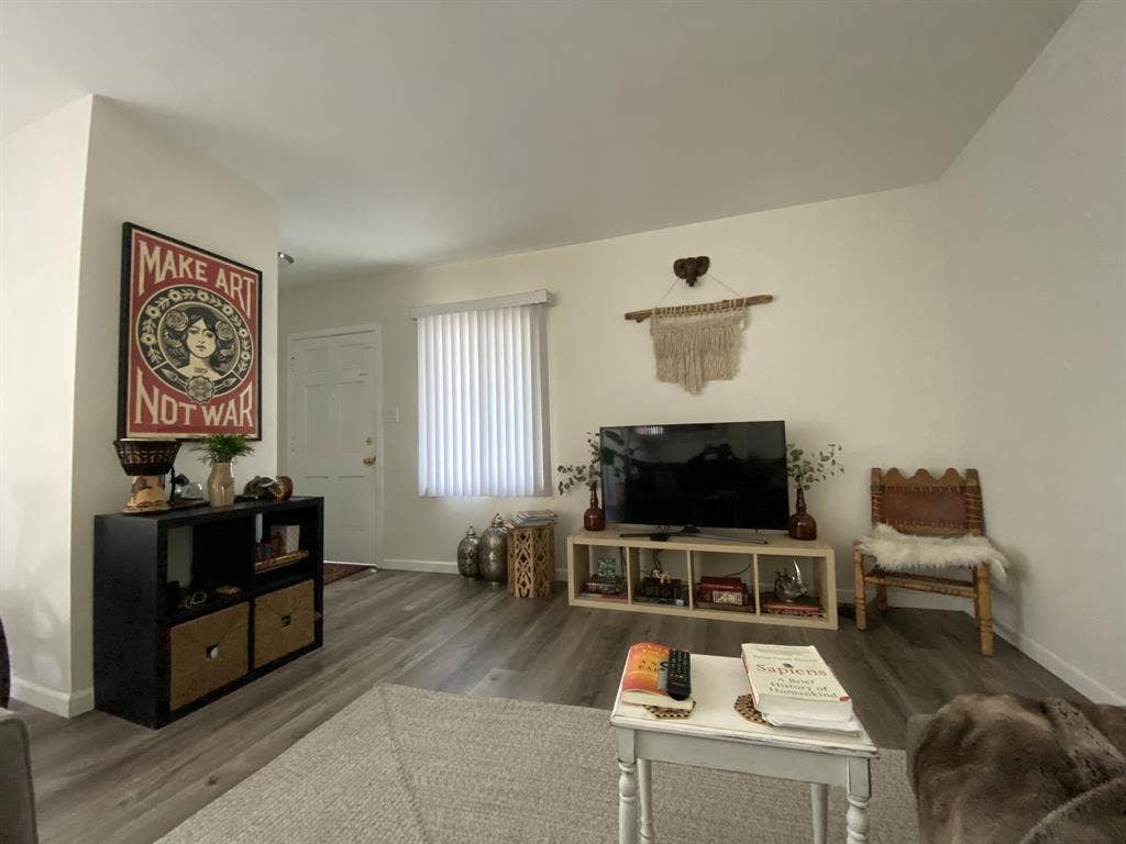 Looking 4 Female roommate