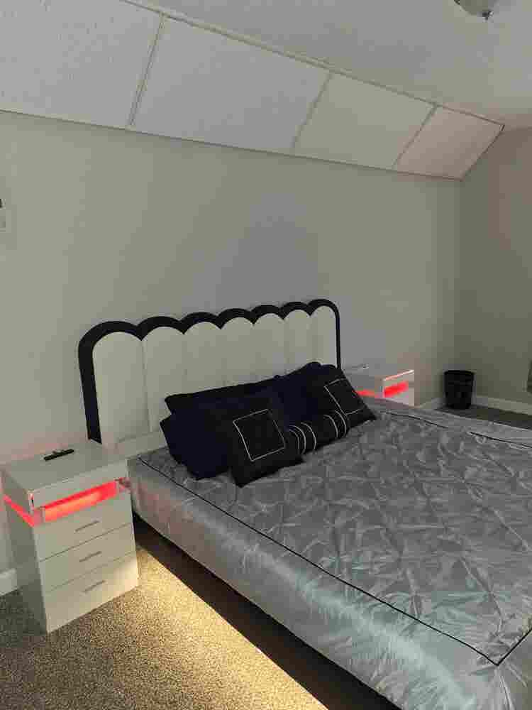 Newly Furnished  Bedrooms 4 Rent