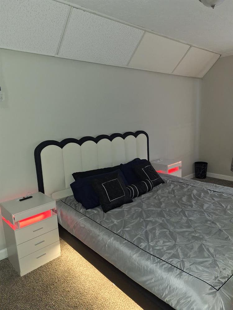 Newly Furnished  Bedrooms 4 Rent