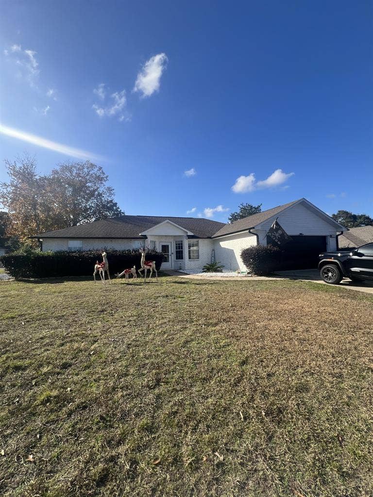 Rooms available! Pool & fire pit!