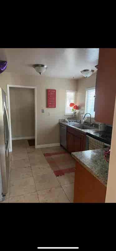 Looking for 1 roomate