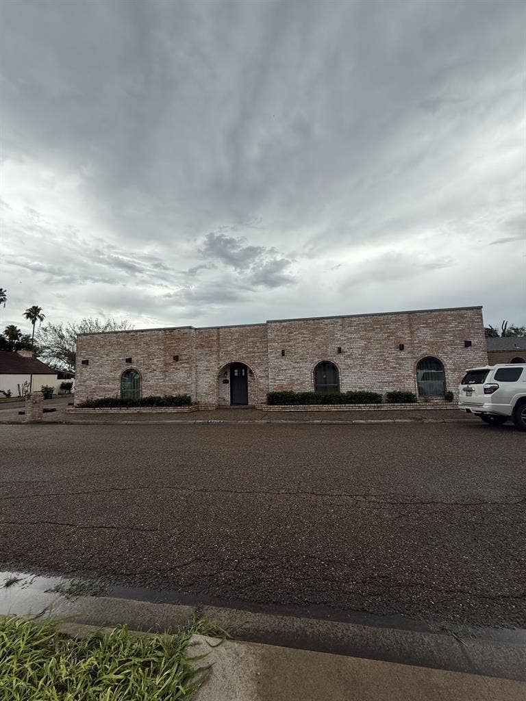 Located next to Shary Golf Course
