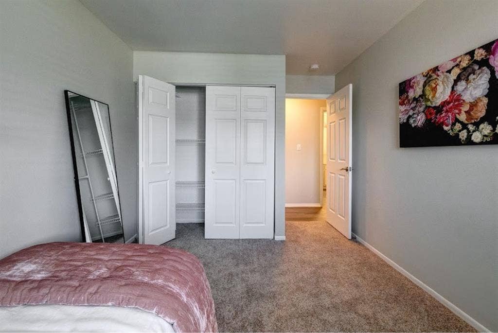 Available room for rent. $