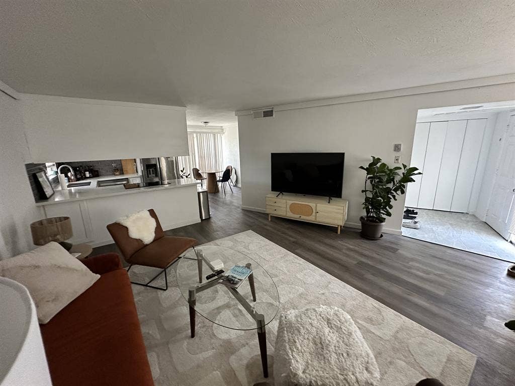 Sunlit Room in Spacious 2bed Condo