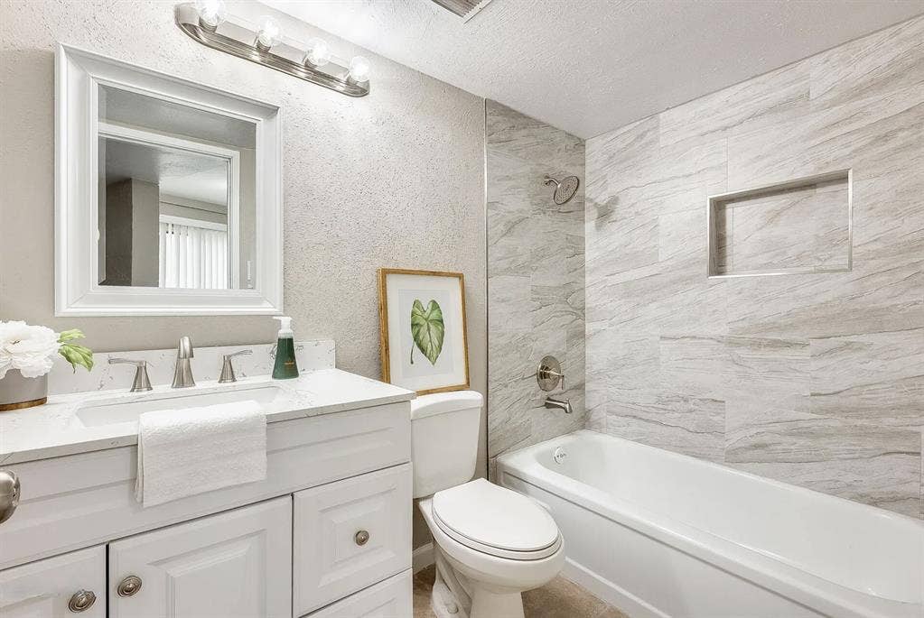 Sunlit Room in Spacious 2bed Condo
