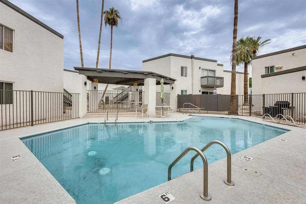 Sunlit Room in Spacious 2bed Condo