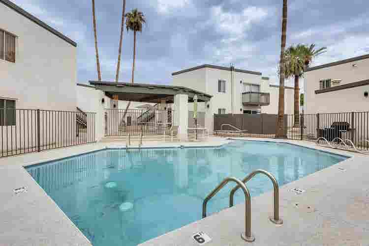Sunlit Room in Spacious 2bed Condo