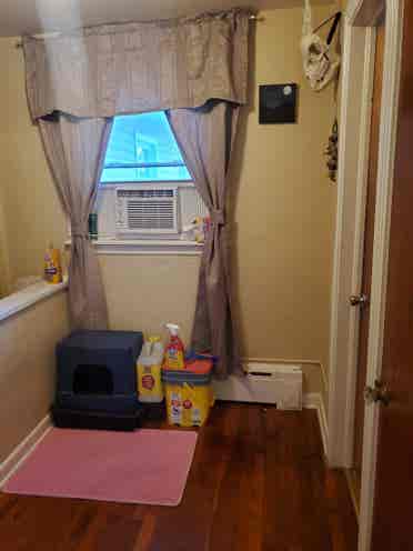 2 Level Apartment w/Private Parking