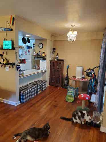 2 Level Apartment w/Private Parking