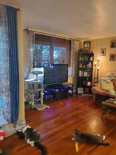 2 Level Apartment w/Private Parking