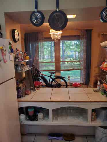 2 Level Apartment w/Private Parking