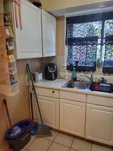 2 Level Apartment w/Private Parking