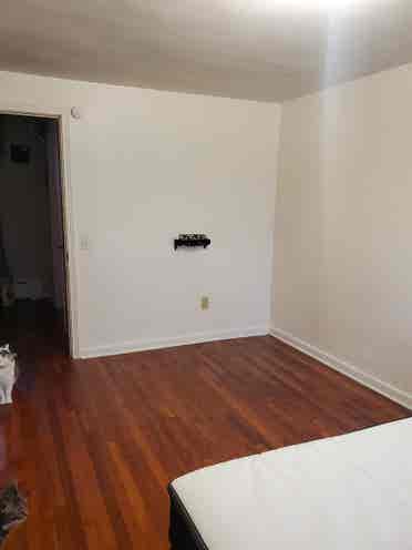 2 Level Apartment w/Private Parking