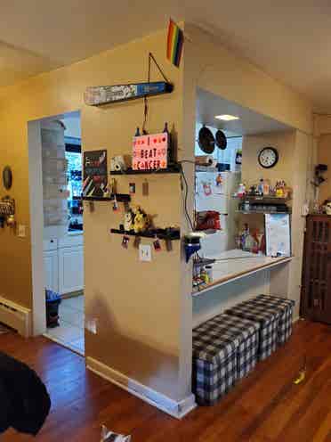2 Level Apartment w/Private Parking