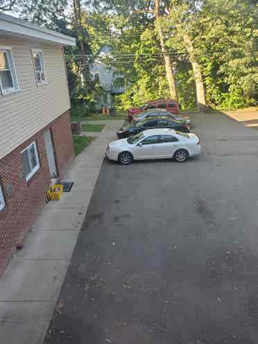 2 Level Apartment w/Private Parking
