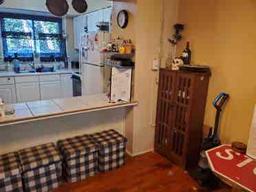 2 Level Apartment w/Private Parking