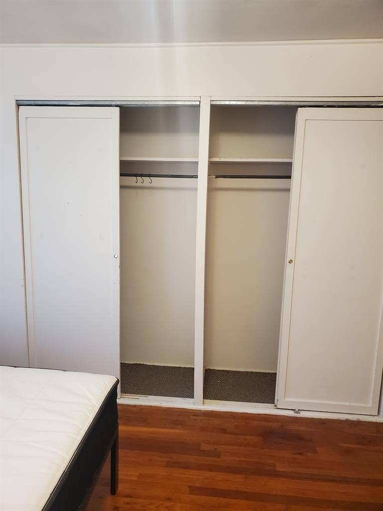 2 Level Apartment w/Private Parking