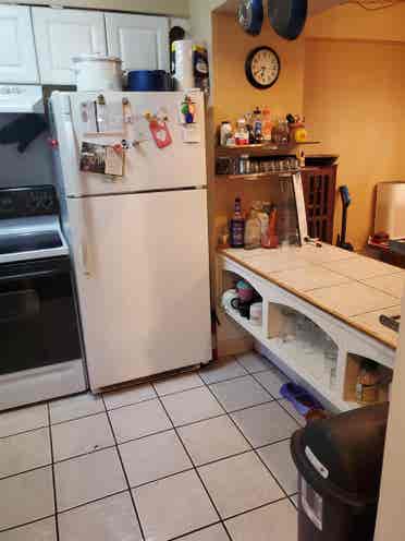 2 Level Apartment w/Private Parking