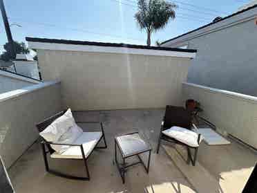 HB Large room w/ Attached Balcony