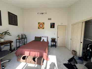HB Large room w/ Attached Balcony