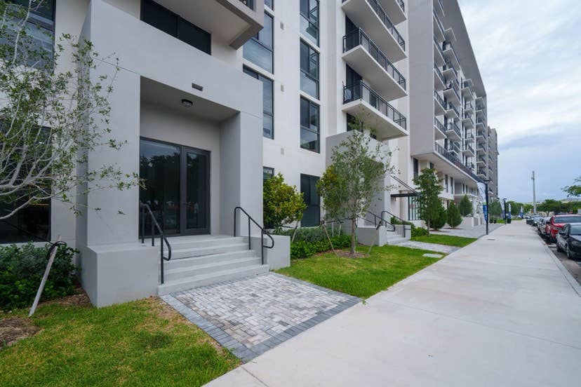 🌴Modern 2BR Apartment-Private Room