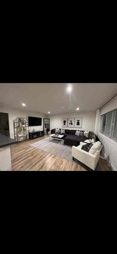 Master Bedroom For Rent in Redondo