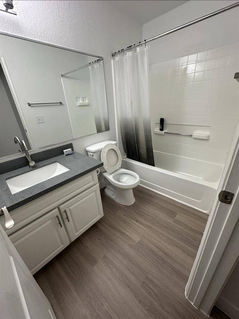 looking for a roommate asapp