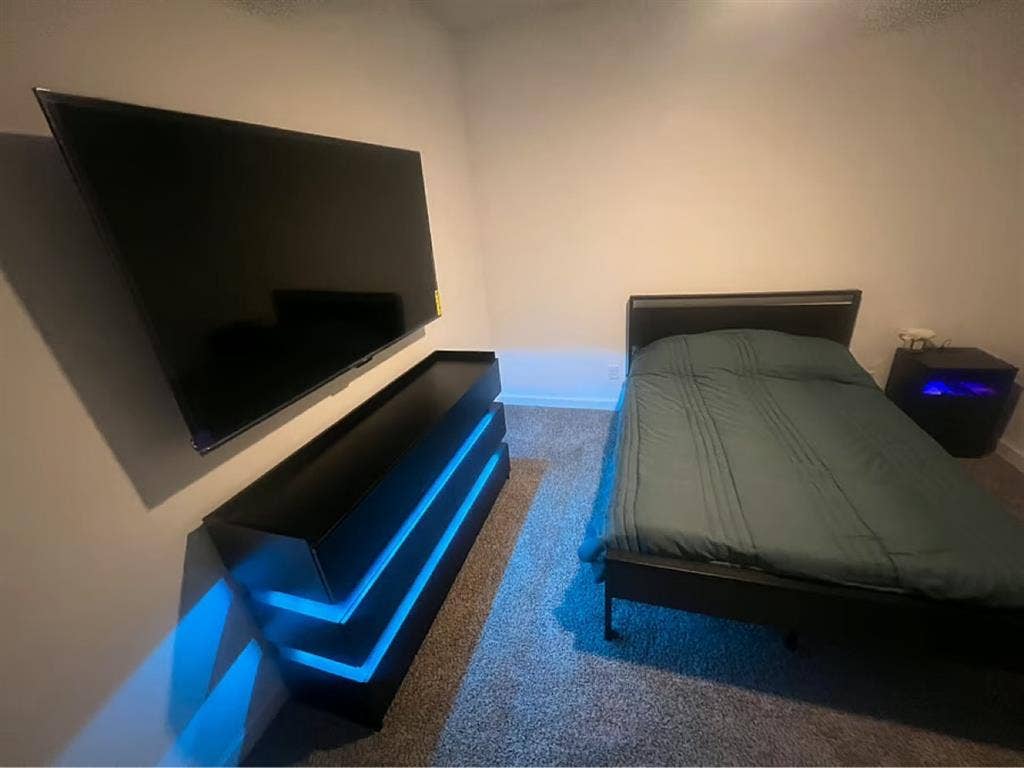 1 ROOM AVAILABLE NOVEMBER th