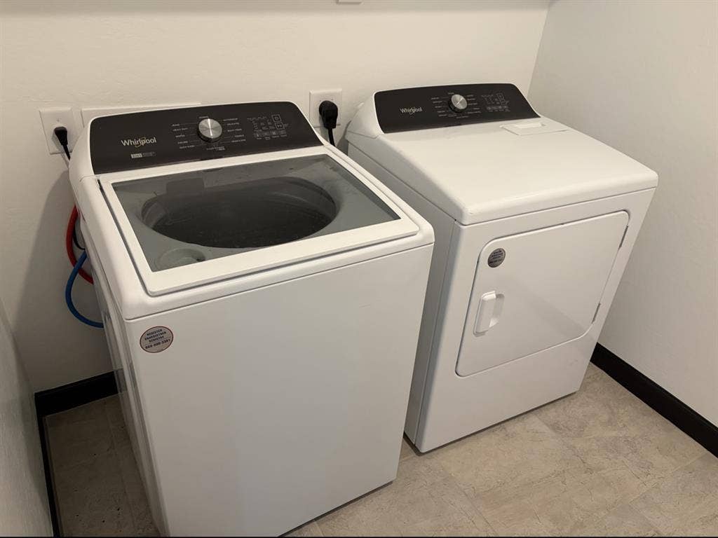 1 ROOM AVAILABLE NOVEMBER th