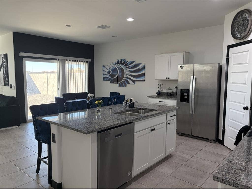 1 ROOM AVAILABLE NOVEMBER th