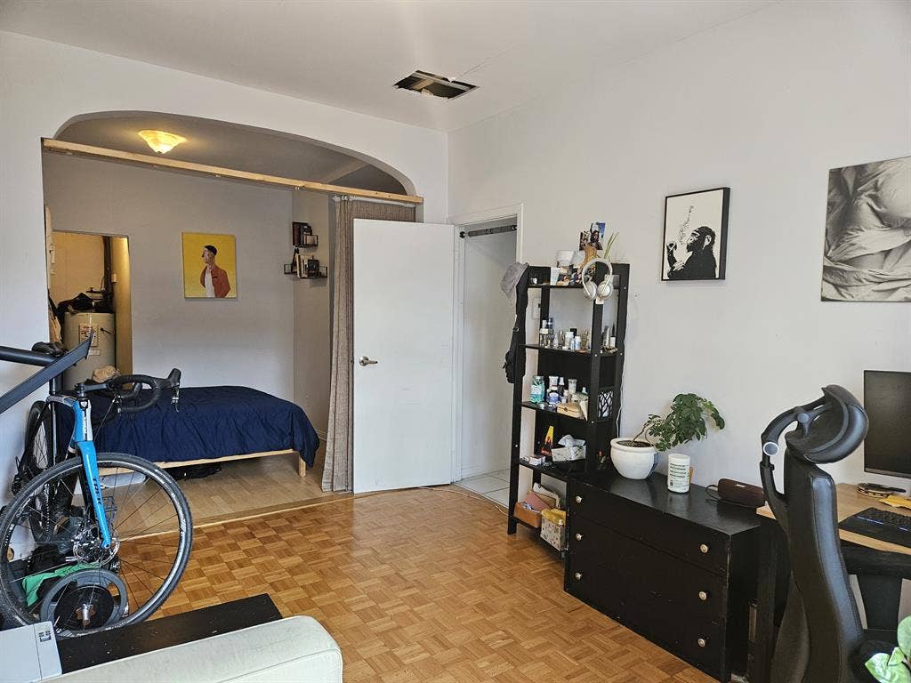 Room Available right now (summer)