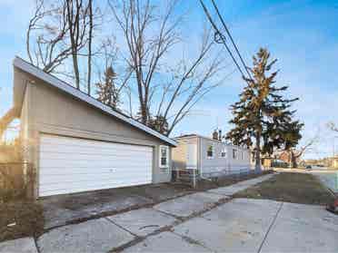 3 bedroom house with 1 bedroom for