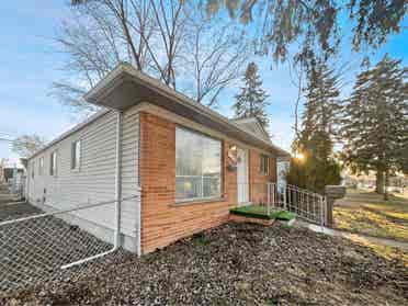 3 bedroom house with 1 bedroom for