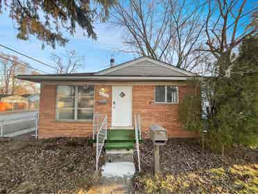 3 bedroom house with 1 bedroom for