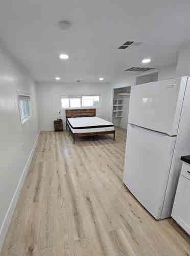 Modern Renovated Studio Casita