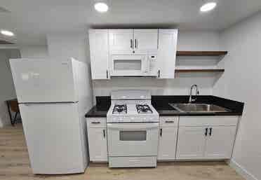 Modern Renovated Studio Casita