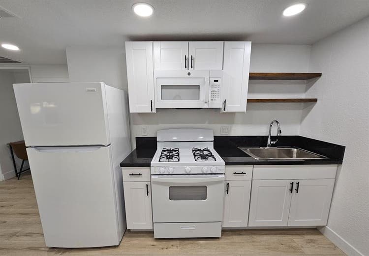 Modern Renovated Studio Casita