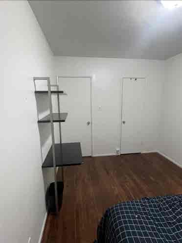 Private Room/shared bath Hollywood