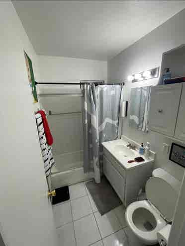 Private Room/shared bath Hollywood